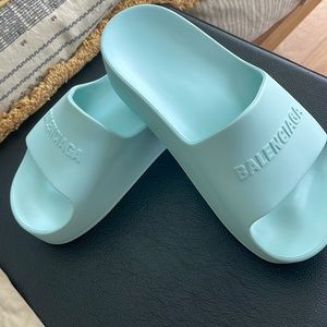 Balenciaga pool slides size 7